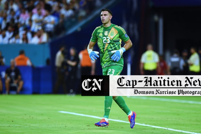 Mercato: le Barça surveille Dibu Martinez en cas de départ de Szczesny