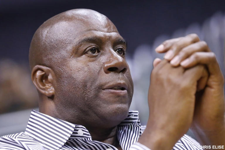 Magic Johnson tacle méchamment Anthony Edwards