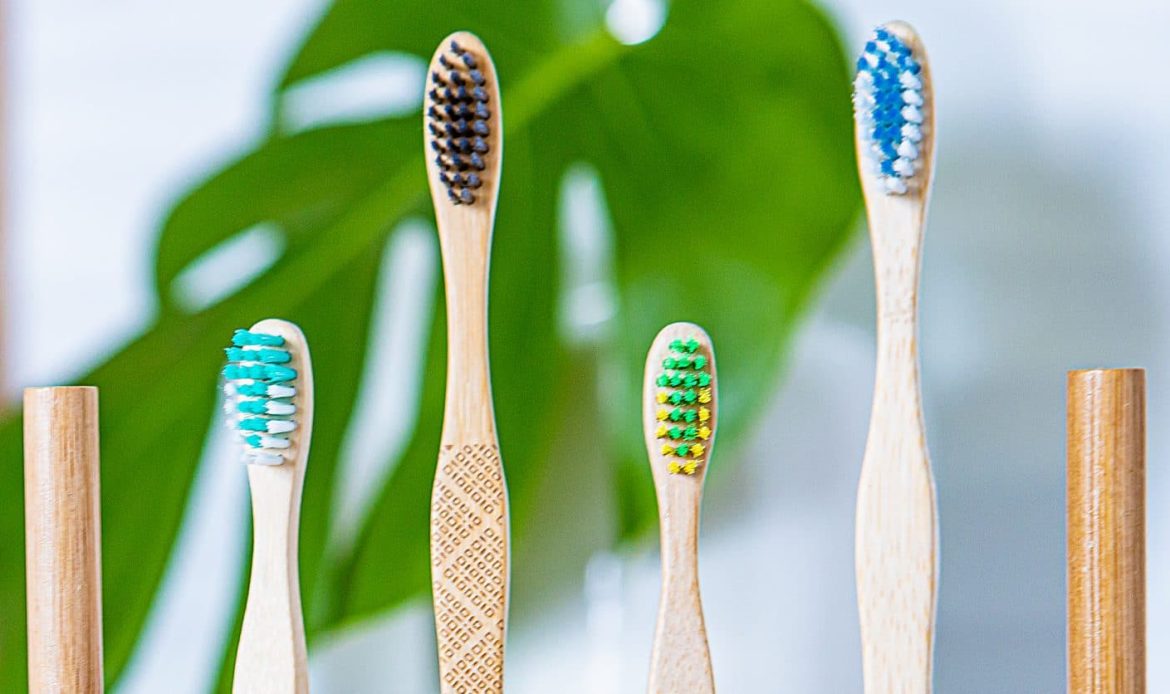 Cette erreur que l’on fait tous avec notre brosse à dents et qui rend nos dents plus jaunes selon un dentiste