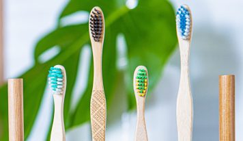 Cette erreur que l’on fait tous avec notre brosse à dents et qui rend nos dents plus jaunes selon un dentiste