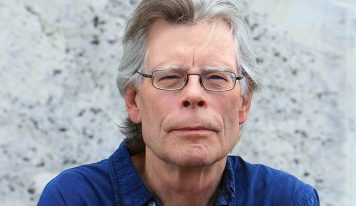 Stephen King imaginait les États-Unis en 2025 dans son roman dystopique « Running Man » et les ressemblances sont glaçantes