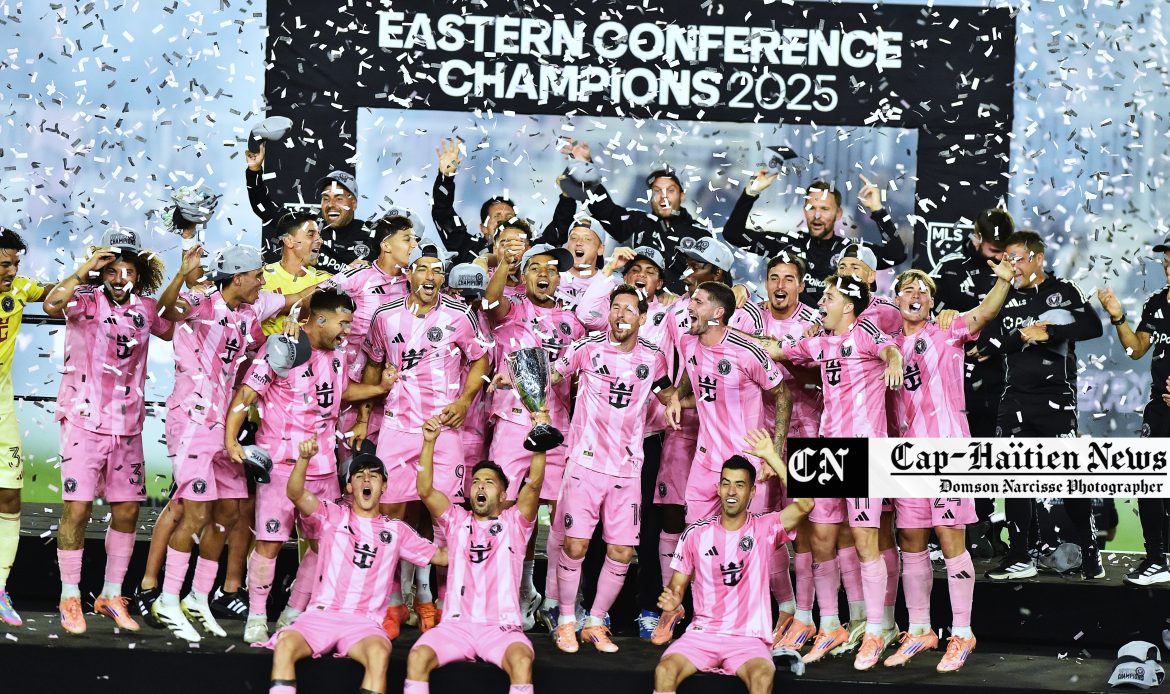 Les joueurs de l&rsquo;Inter Miami célèbrent leur victoire avec le trophée de la finale de la Conférence Est de la MLS après avoir battu le New York City FC lors de leur match au Chase Stadium, le samedi 29 novembre 2025, à Fort Lauderdale, en Floride. Photo Domson Narcisse Photograph