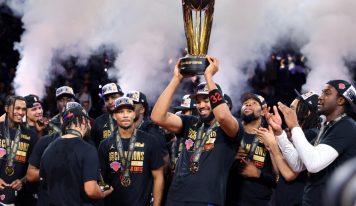 𝗟𝗲𝘀 𝗞𝗻𝗶𝗰𝗸𝘀 𝗱𝗲 𝗡𝗲𝘄 𝗬𝗼𝗿𝗸 𝗯𝗿𝗶𝘀𝗲𝗻𝘁 𝟱𝟮 𝗮𝗻𝘀 𝗱’𝗮𝘁𝘁𝗲𝗻𝘁𝗲 𝗲𝘁 𝗿𝗲𝗺𝗽𝗼𝗿𝘁𝗲𝗻𝘁 𝗹𝗮 𝗡𝗕𝗔 𝗖𝘂𝗽 𝗞𝗻𝗶𝗰𝗸𝘀 𝘃𝘀 𝗦𝗽𝘂𝗿𝘀 𝟭𝟮𝟰–𝟭𝟭𝟯