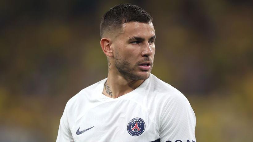 PSG: Lucas Hernandez s&rsquo;offre une statue géante d&rsquo;Orlinski à son effigie