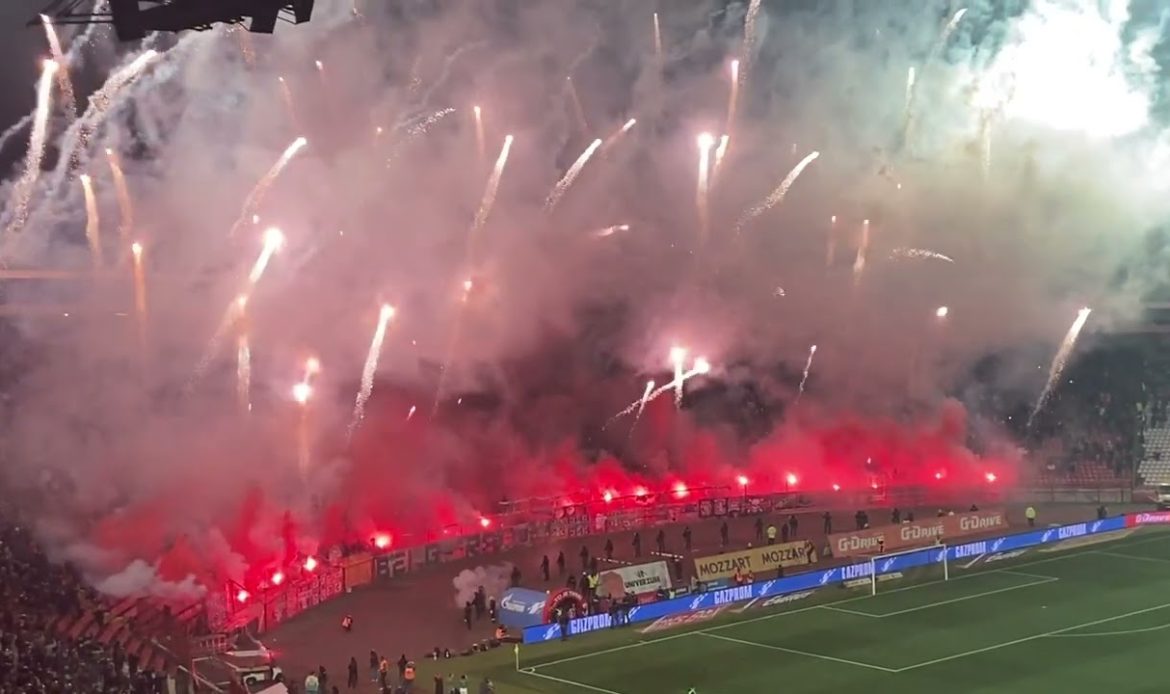 Un derby de Belgrade sous tension: les supporters du Partizan ont mis le feu au stade de l&rsquo;Etoile Rouge