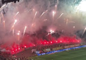 Un derby de Belgrade sous tension: les supporters du Partizan ont mis le feu au stade de l&rsquo;Etoile Rouge