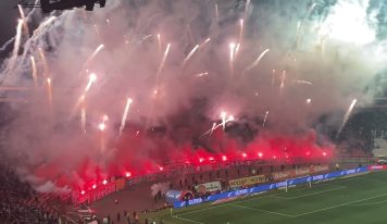 Un derby de Belgrade sous tension: les supporters du Partizan ont mis le feu au stade de l&rsquo;Etoile Rouge
