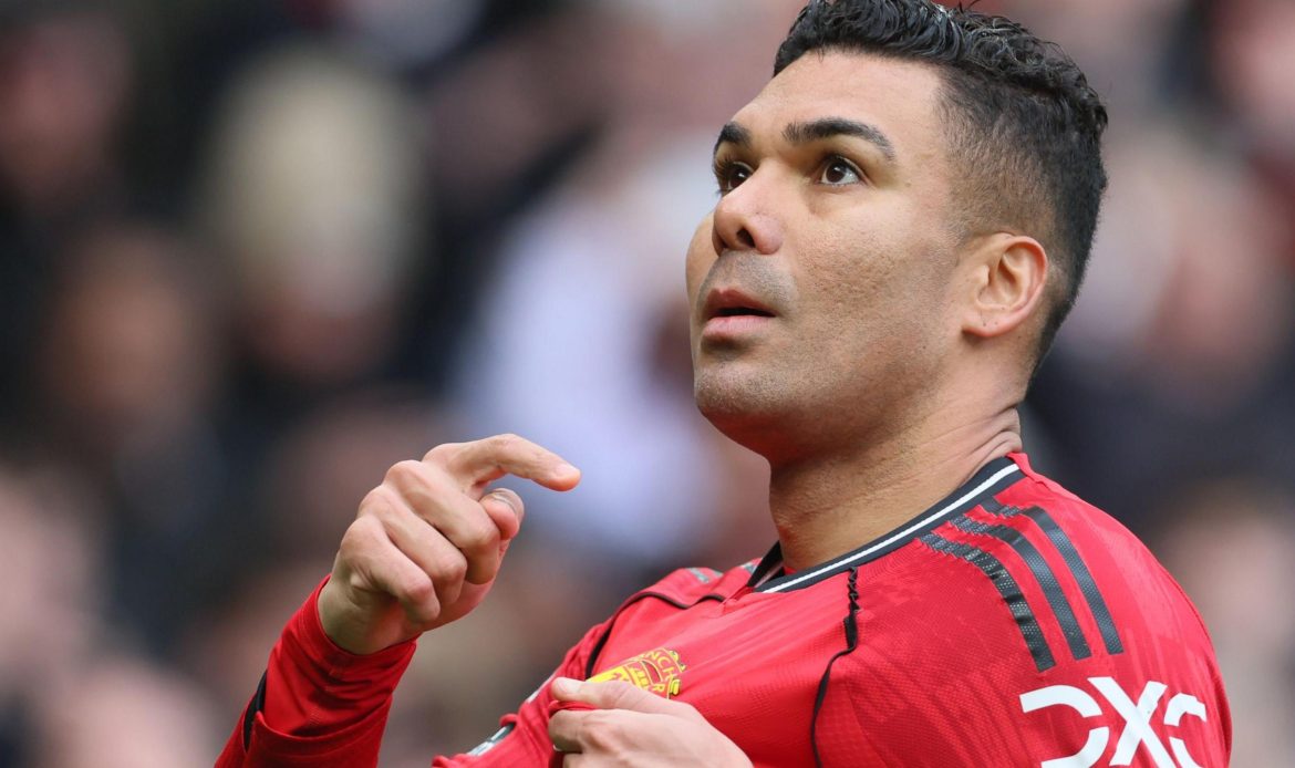 Michael Carrick s&rsquo;exprime sur l&rsquo;avenir de Casemiro après que les supporters de Manchester United ont appelé la star brésilienne à rester