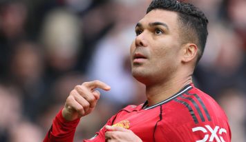 Michael Carrick s&rsquo;exprime sur l&rsquo;avenir de Casemiro après que les supporters de Manchester United ont appelé la star brésilienne à rester