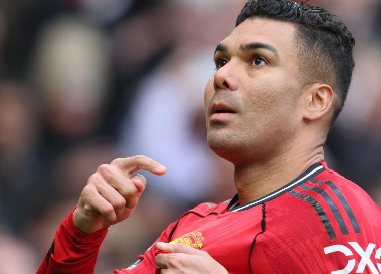 Michael Carrick s&rsquo;exprime sur l&rsquo;avenir de Casemiro après que les supporters de Manchester United ont appelé la star brésilienne à rester