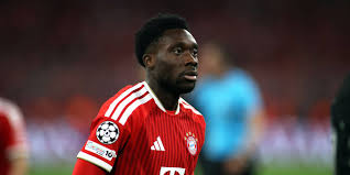 Le Bayern Munich s’inquiète pour l’état psychologique d’Alphonso Davies après une blessure « très grave » qui remet en question les espoirs de la star canadienne de participer à la Coupe du monde