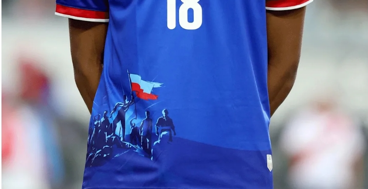 La FIFA interdit un motif controversé : Haïti doit changer de maillot avant le coup d’envoi de la Coupe du monde