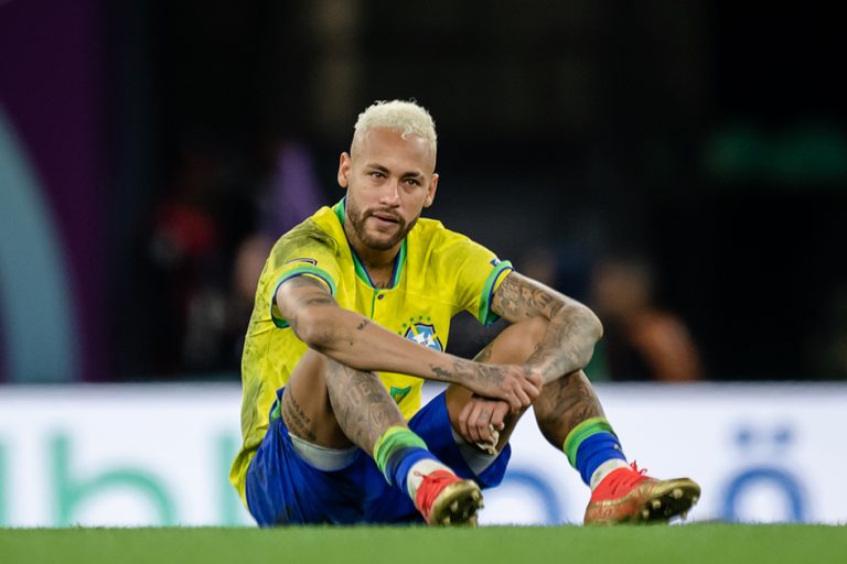 Neymar a fondu en larmes après sa brève entrée en jeu avec le Brésil lors de la victoire en Coupe du monde face à l’Écosse