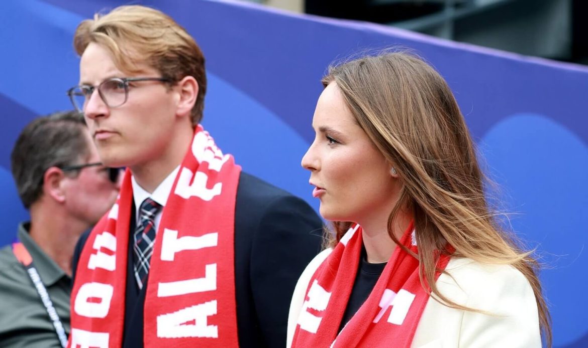 Ingrid Alexandra et Sverre Magnus de Norvège félicitent Erling Haaland dans les vestiaires