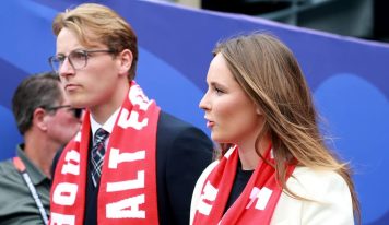 Ingrid Alexandra et Sverre Magnus de Norvège félicitent Erling Haaland dans les vestiaires