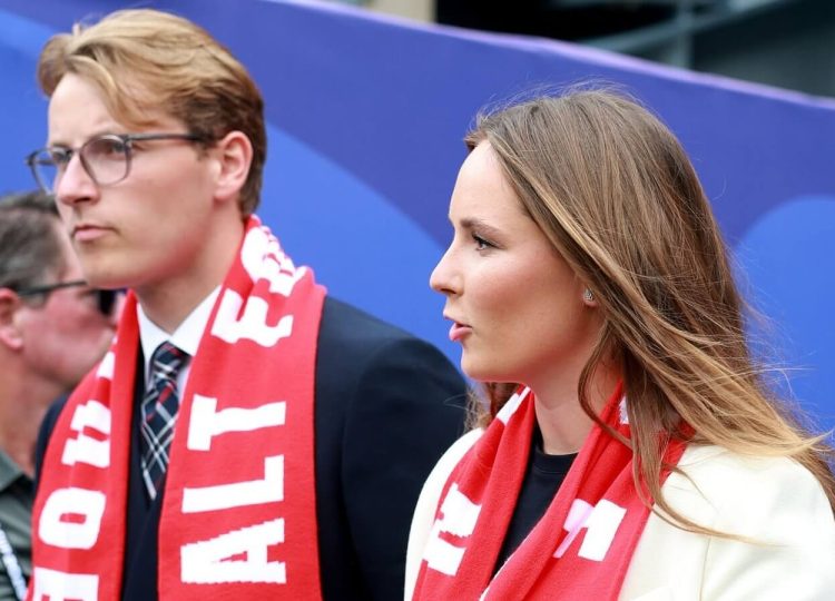 Ingrid Alexandra et Sverre Magnus de Norvège félicitent Erling Haaland dans les vestiaires