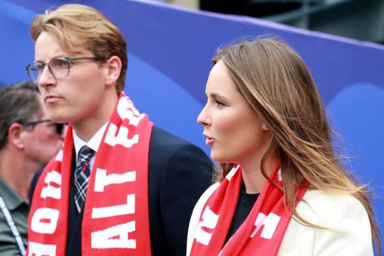 Ingrid Alexandra et Sverre Magnus de Norvège félicitent Erling Haaland dans les vestiaires