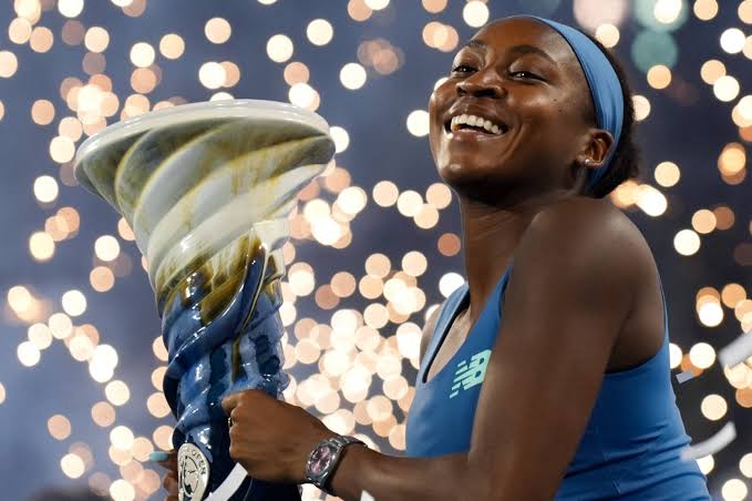 Coco Gauff sacrée à Cincinnati en battant Jessica Pegula en finale