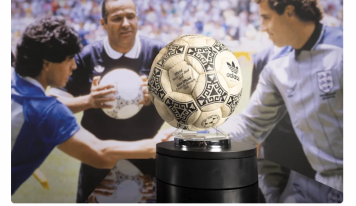 Plusieurs millions d&rsquo;euros: le ballon de « la main de Dieu » de Maradona vendu aux enchères pour une somme astronomique