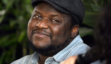 Accusé d’avoir utilisé l’IA pour «C’était ça ou mourir», l’écrivain haïtien Thélyson Orélien s’en défend