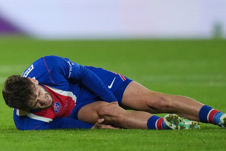 Après sa grave blessure : révélation de la position du PSG dans les négociations pour la prolongation du contrat de Kvaratskhelia