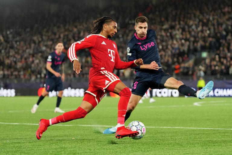 Un coup de sang qui coûte cher: Michael Olise expulsé pour avoir jeté le ballon à la tête d&rsquo;un adversaire
