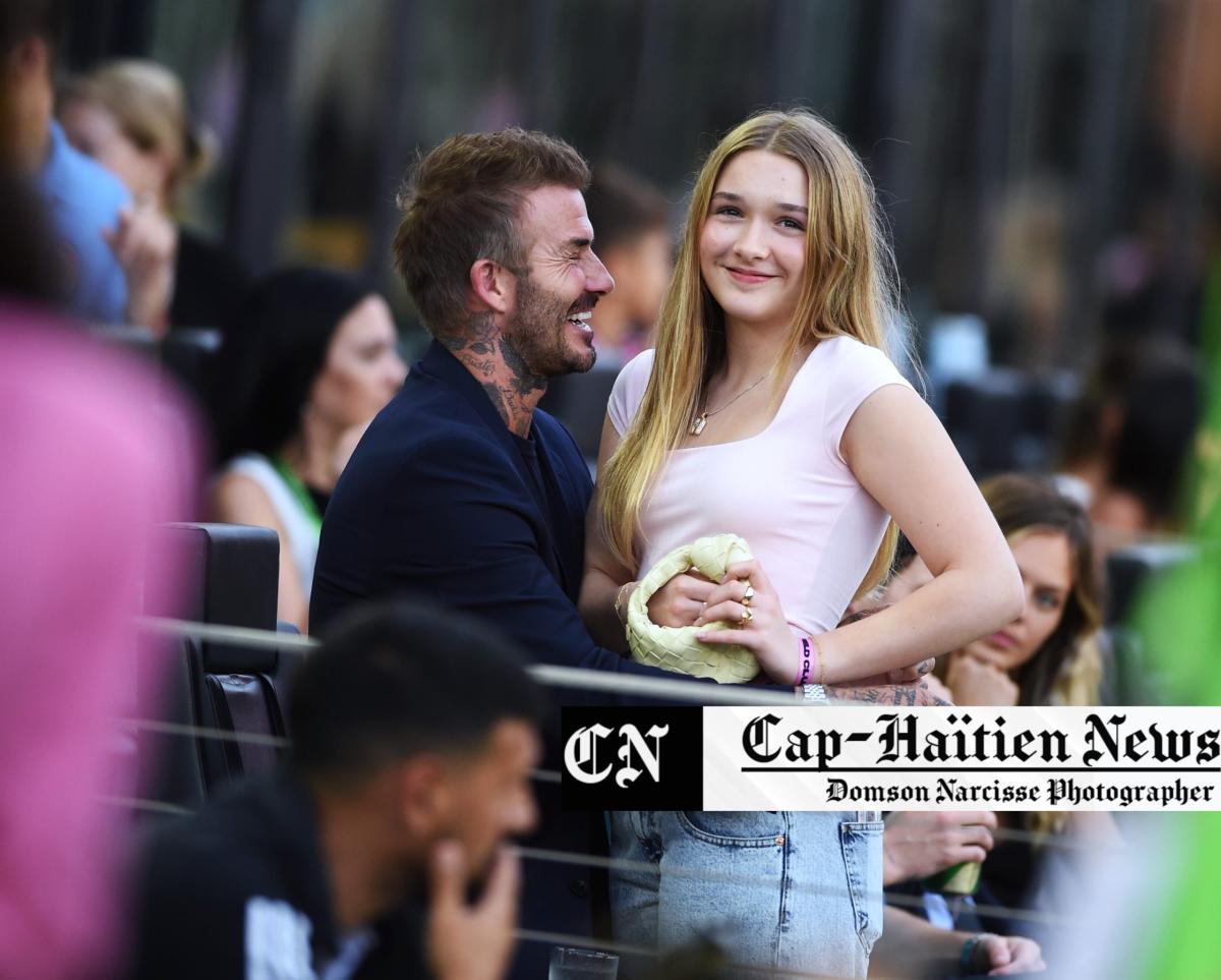 David Beckham et sa fille Harper se serrent dans les bras en regardant le match de l'Inter de Miami