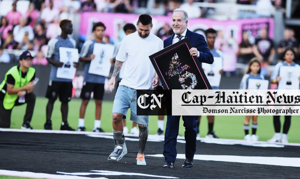 L'attaquant de l'Inter Miami Lionel Messi (21) est récompensé pour les 45 titres qu'il a remportés au cours de sa carrière par le copropriétaire de l'Inter Miami, Jorge Mas,