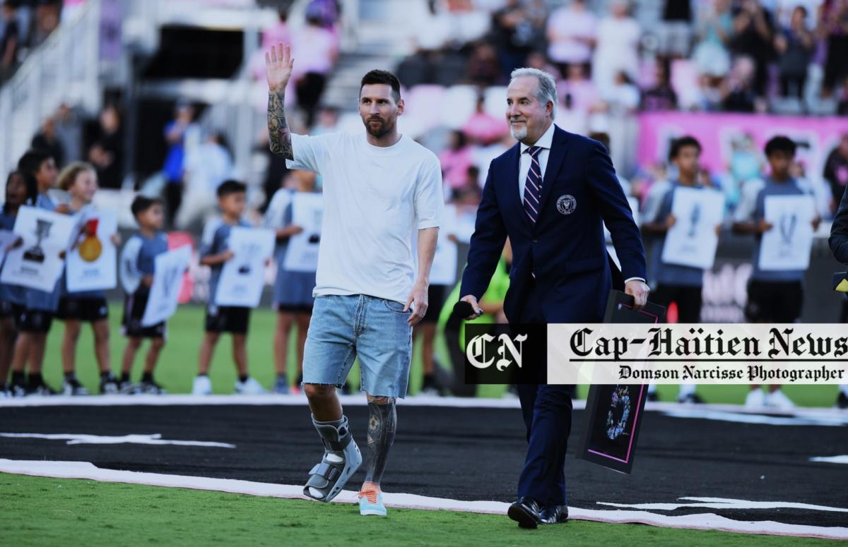 L'attaquant de l'Inter Miami Lionel Messi (24) est récompensé pour les 45 titres qu'il a remportés au cours de sa carrière par le copropriétaire de l'Inter Miami, Jorge Mas,